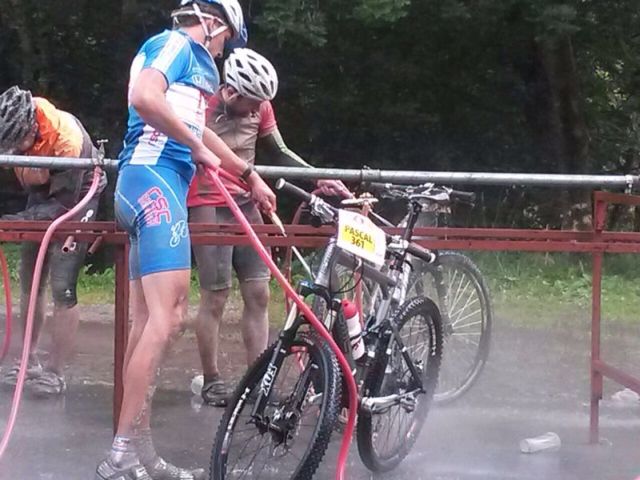 Pascal Ryser nach dem Rennen am Bike waschen...